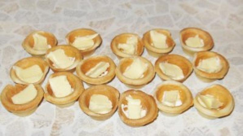 Праздничные тарталетки с икрой и плавленым сыром